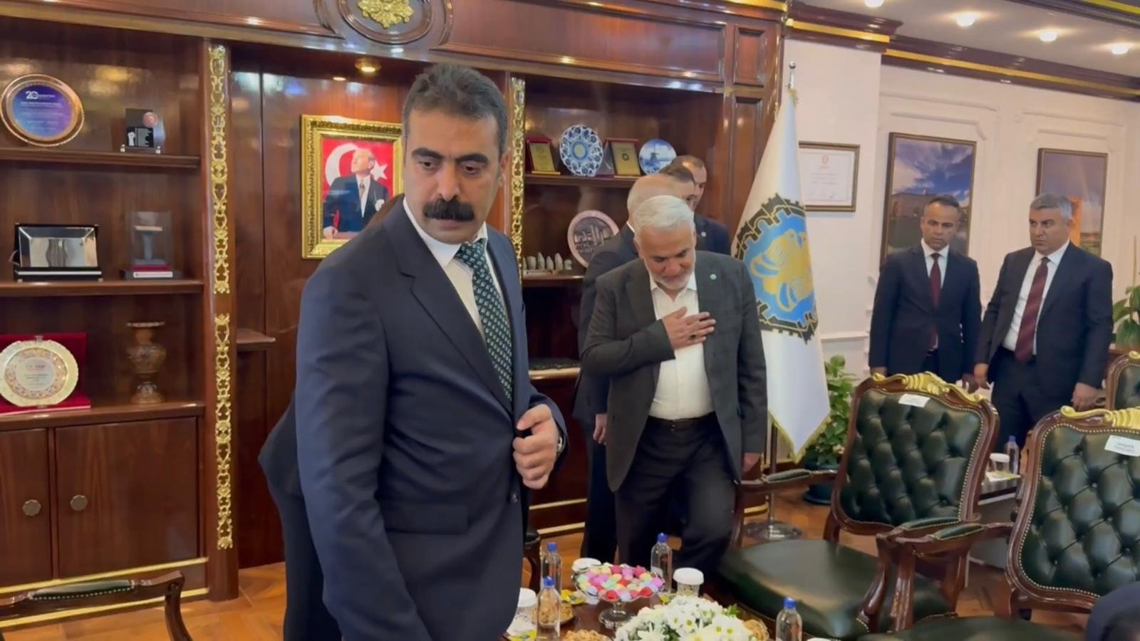 Diyarbakır'da tokalaşma krizi! Makam odası bir anda buz kesti