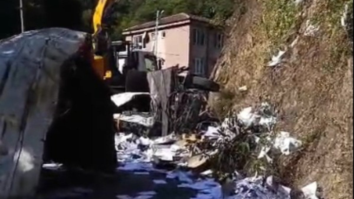 Sarıyer’de kamyon alt yola düştü: 2 yaralı