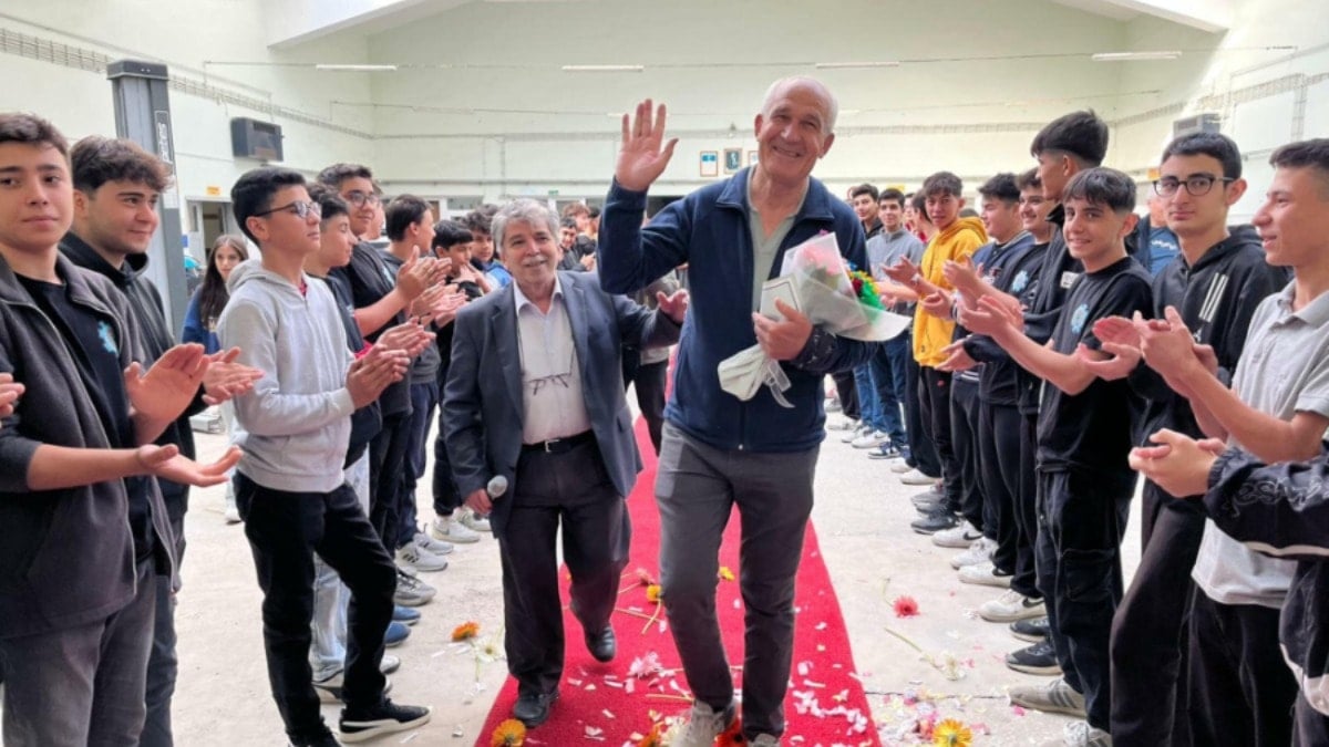 Öğrencileri emekli olan öğretmenlerini kırmızı halıyla uğurladı