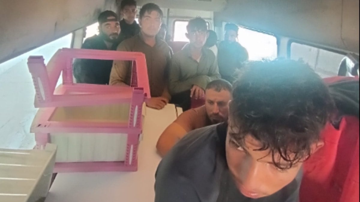 Minibüsten 12 kaçak göçmen çıktı