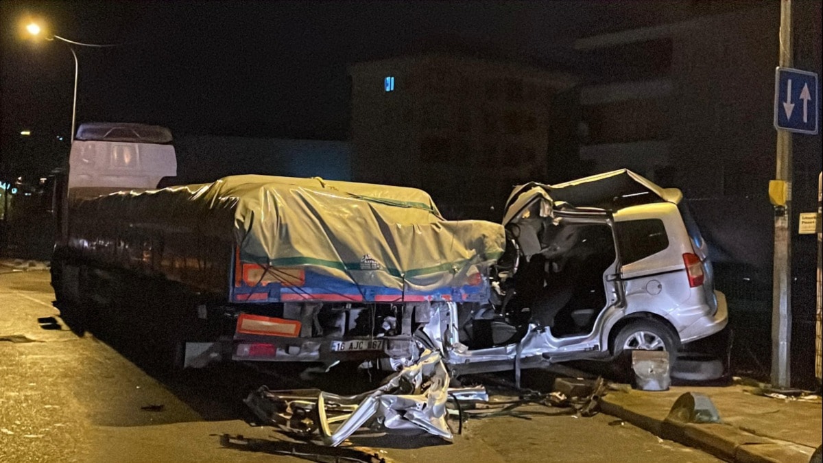 Sultanbeyli’de polisten kaçan araç TIR’a çarptı: 1 ölü, 2 yaralı