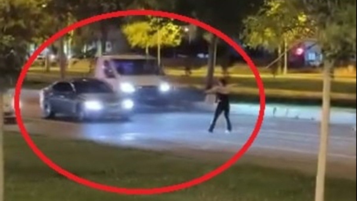 Sarhoş kadın trafiği birbirine kattı! Tekmeler havada uçtu