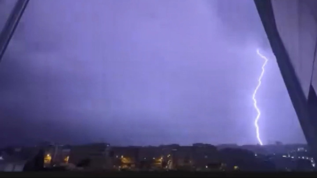 İstanbul'da yıldırımlar geceyi aydınlattı