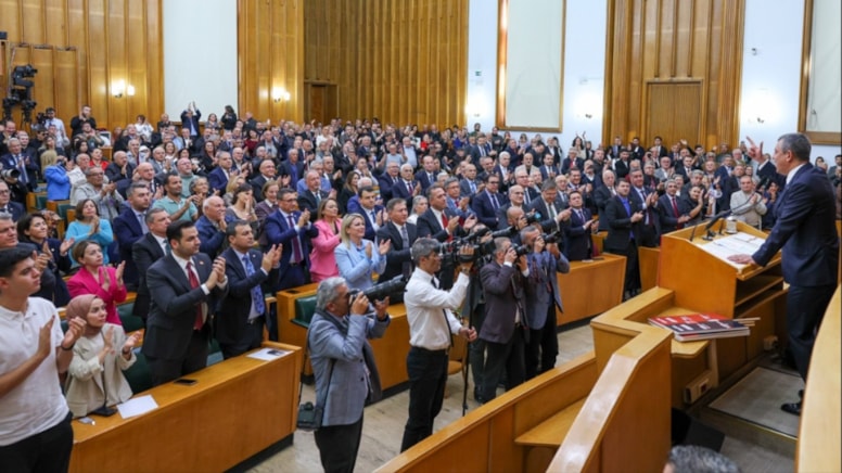 Biz yas eviyiz, 67 bin cenazemiz var, siz düğünde tefçi gibisiniz