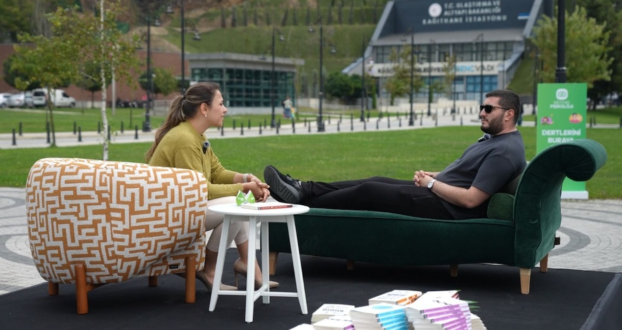 480jpg-BmrLpRUg6U_gDrTNR4NfvQ Ruh sağlığı için meydanda terapi koltuğu kuruldu