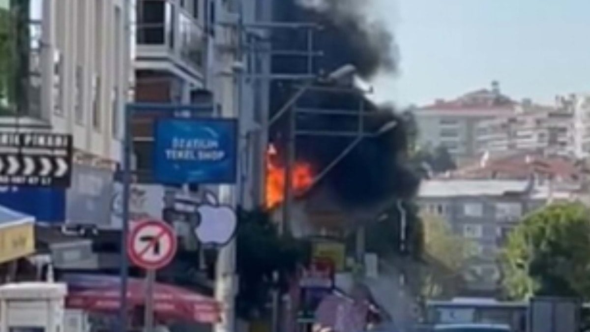 İzmir’de 3 katlı binada yangın