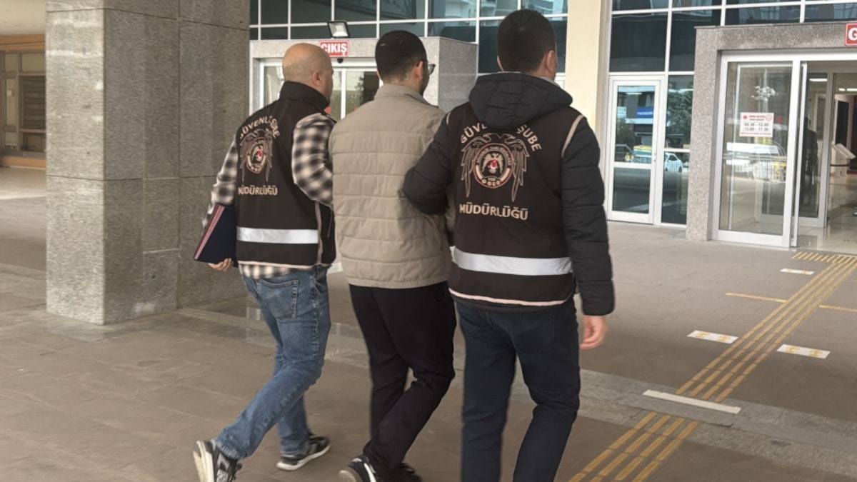 Kostüm etkinliğine imam cübbesiyle katılıp gözaltına alınmıştı, serbest bırakıldı