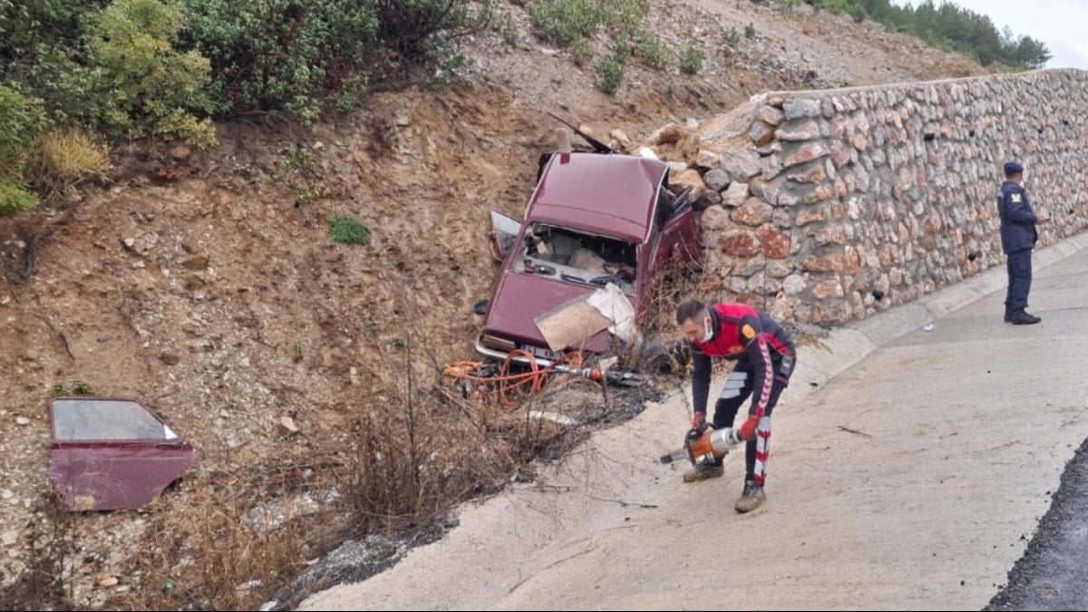 Kütahya'da otomobil istinat duvarına çarptı; 1 ölü, 1 yaralı