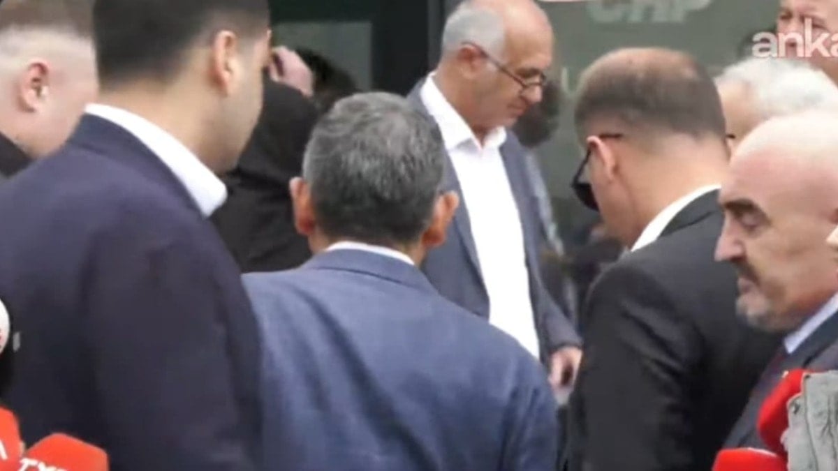 Gürsel Tekin sorusuna Özgür Özel'den dikkat çeken hareket