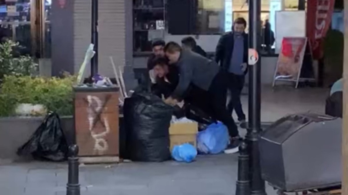 Çöpe attıkları adamı tekme tokat dövdüler