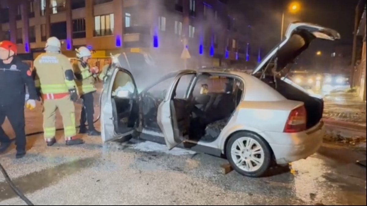 Park halindeki araç yandı, kullanılamaz hale geldi