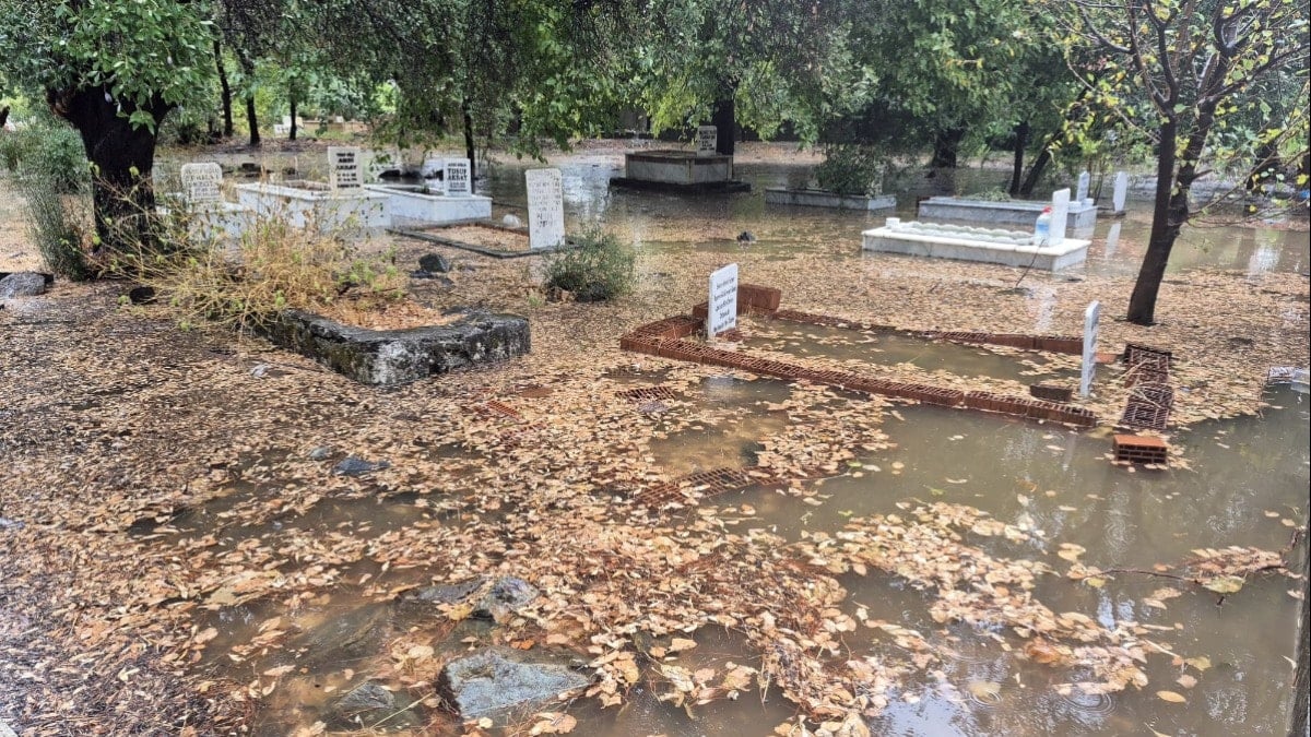 Dün akşamdan beri yağıyor, mezarlıklar bile sular altında kaldı