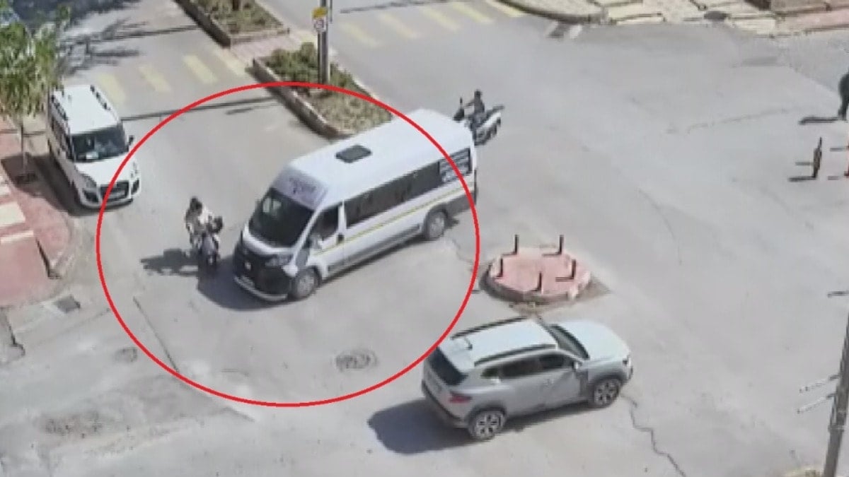 Servis minibüsü ile elektrikli bisiklet çarpıştı: 2 yaralı