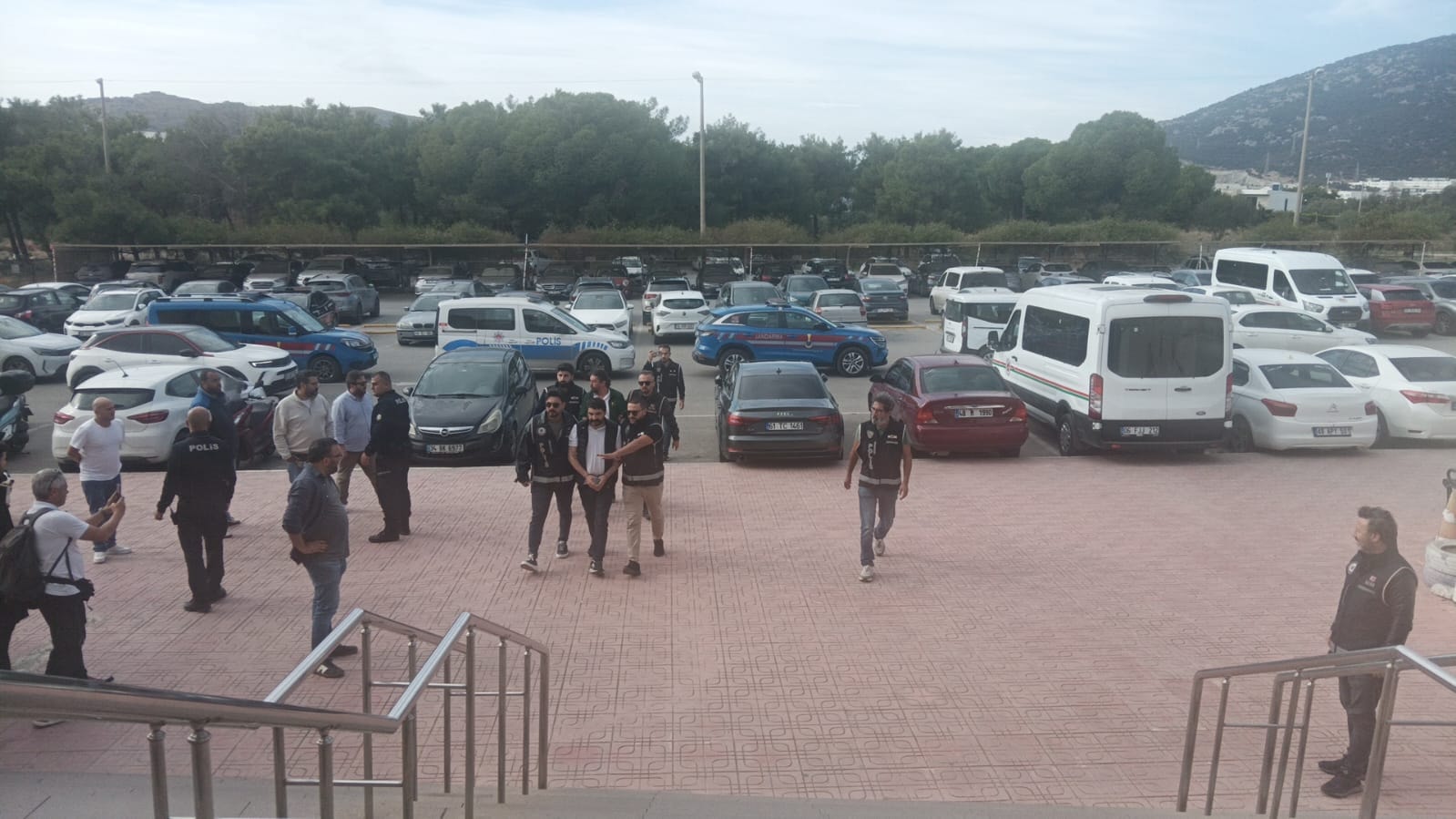 Muğla'da Meclis üyesi ve bir yönetici tutuklandı