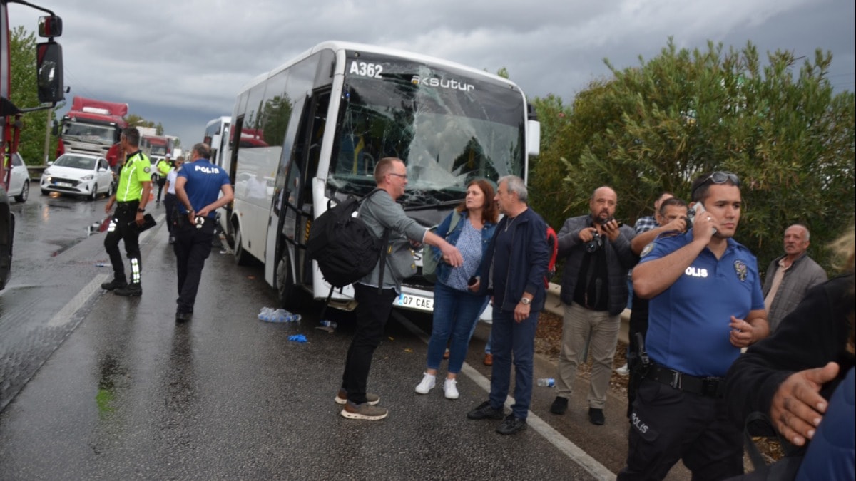 Antalya'da zincirleme kaza: Turistler yaralandı