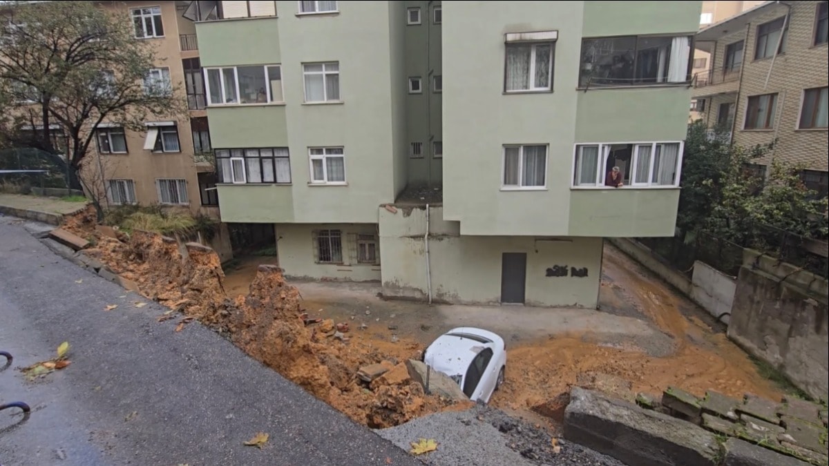 Maltepe'de istinat duvarı 3 aracın üzerine çöktü