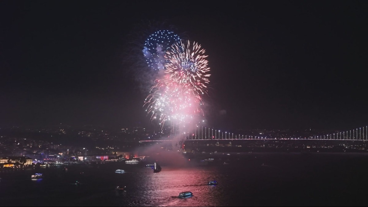 İstanbul Boğazı'nda Cumhuriyet Bayramı coşkusu