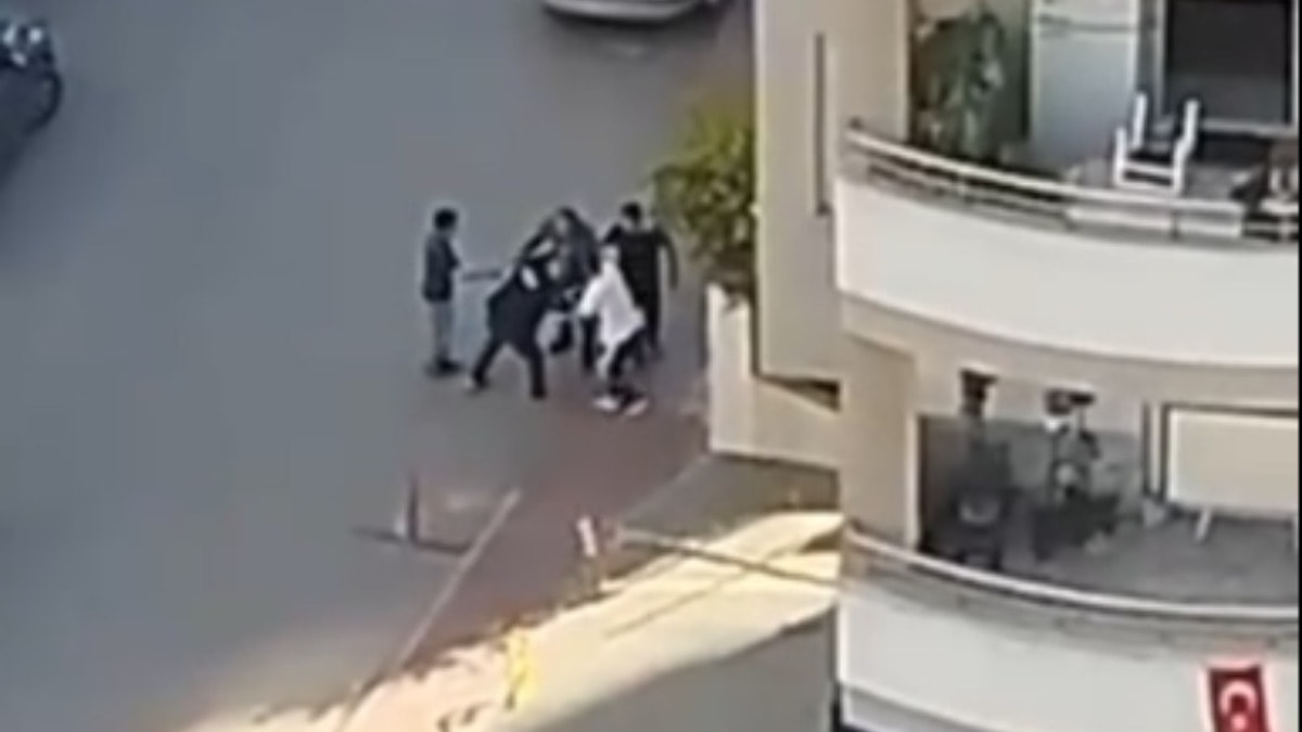 Bu kadarına pes! Tartıştıkları kuryeye grup halinde saldırdılar
