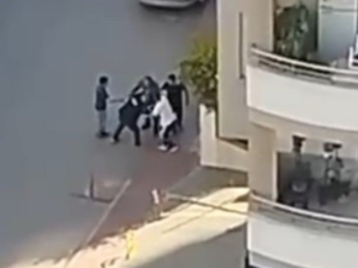 Bu kadarına pes! Tartıştıkları kuryeye grup halinde saldırdılar.