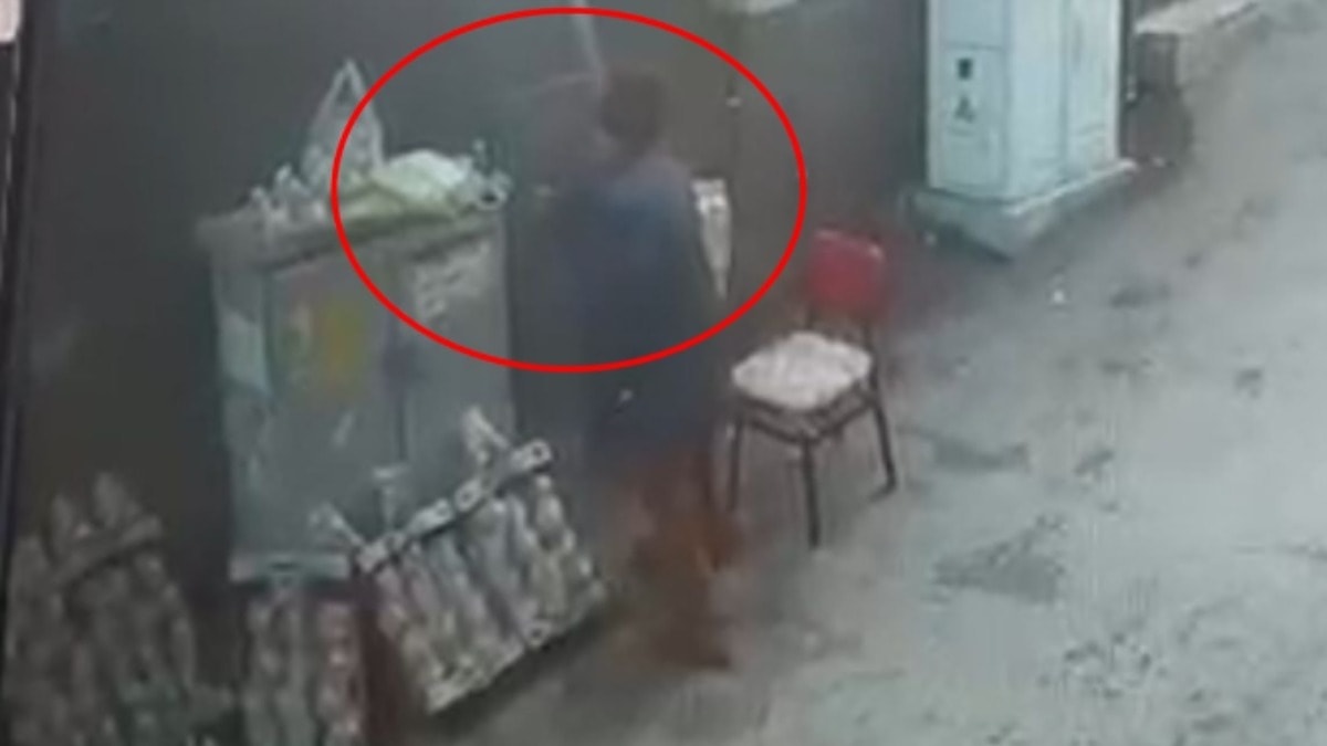 Pes artık dedirten görüntü! Para bozdurmaya giden seyyar satıcının telefonunu çaldı