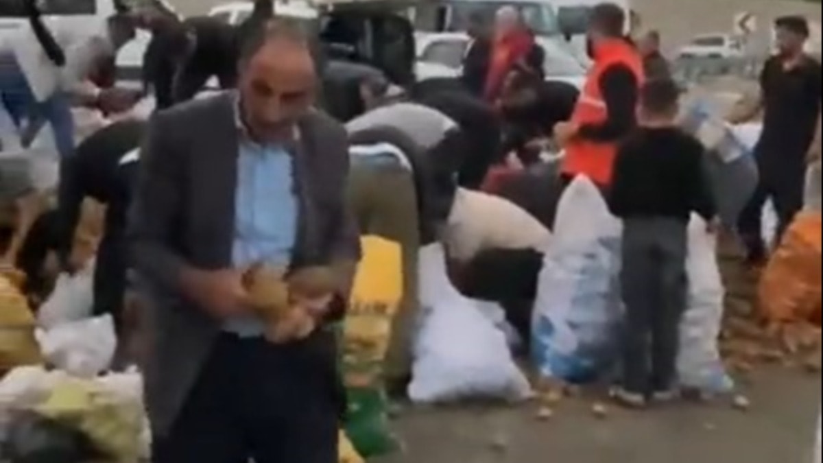 Kamyoneti arızalanınca satacağı patatesleri bedavaya dağıttı