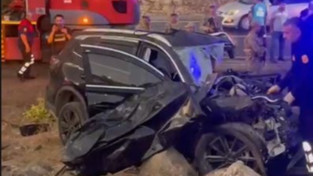 Midibüs ile cip kafa kafaya çarpıştı: 1'i ağır 4 yaralı