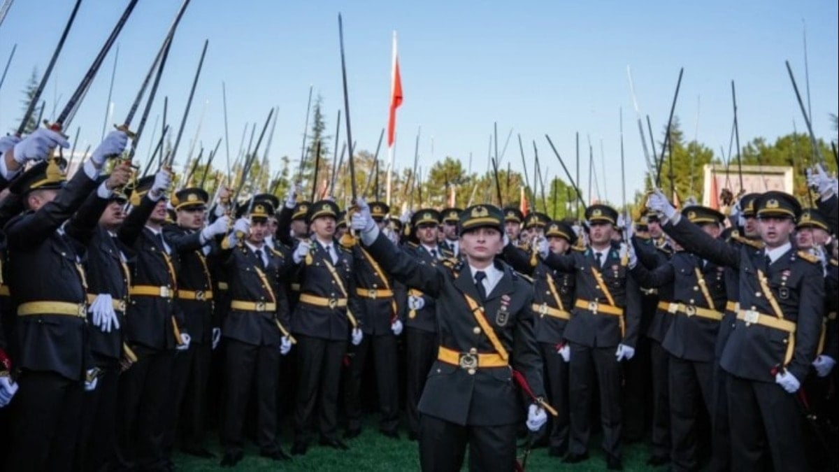 ‘Atatürk’ün askeriyim’ diyen atıldı! Nankörlük ödüllendirildi