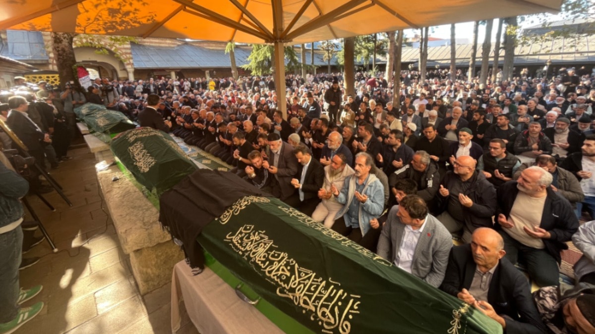 Gebze'de çöken binanın enkazında yaşamını yitirenler toprağa verildi