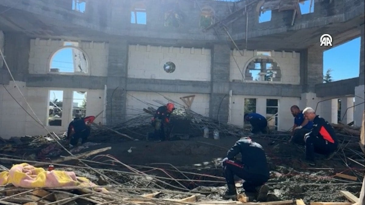 Camide 6 kişi göçük altında kaldı