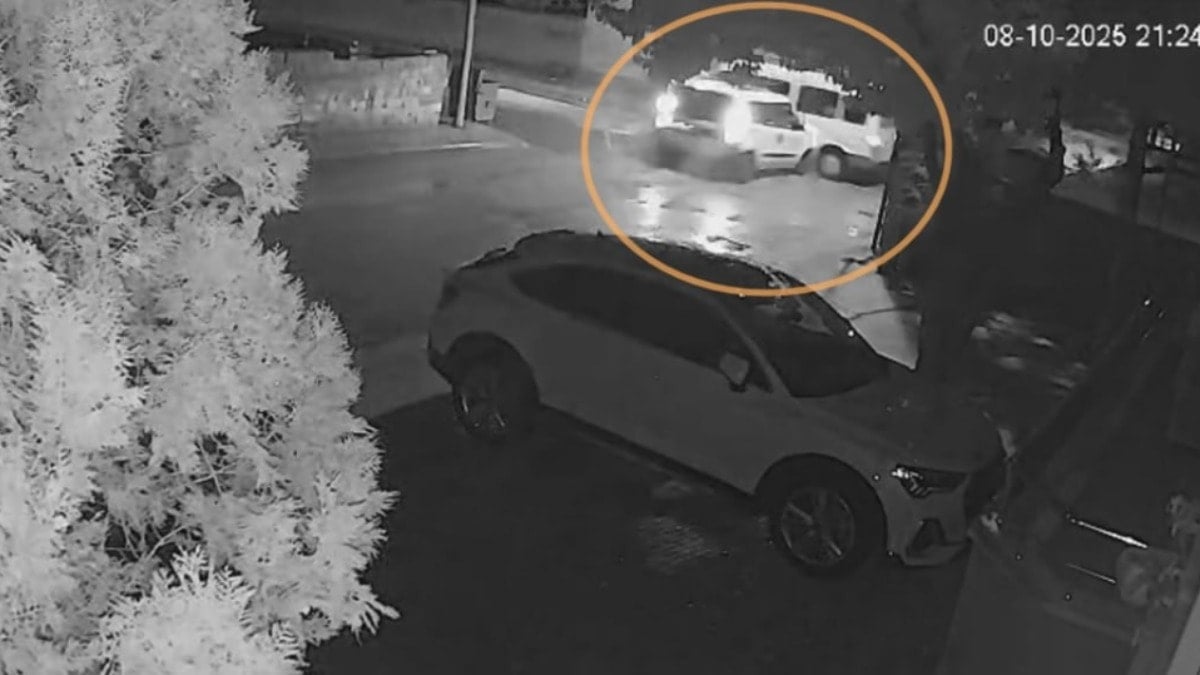 Minibüsle çarpışan hafif ticari aracın sürücüsü kaçtı