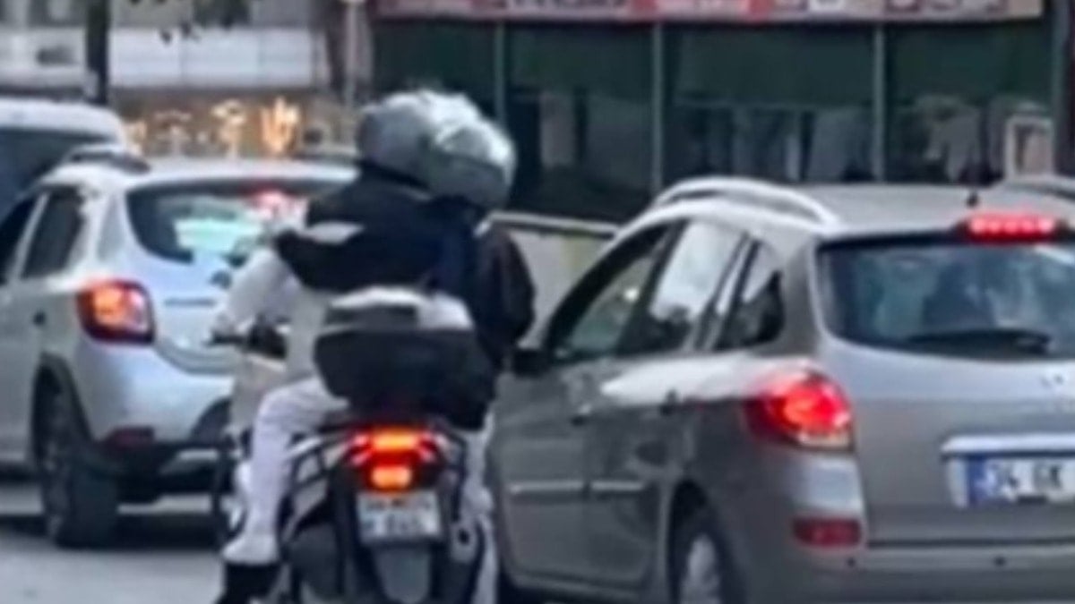 Motosikletli, İstanbul trafiğini karıştırdı: Yumruk attı, ayna kırdı