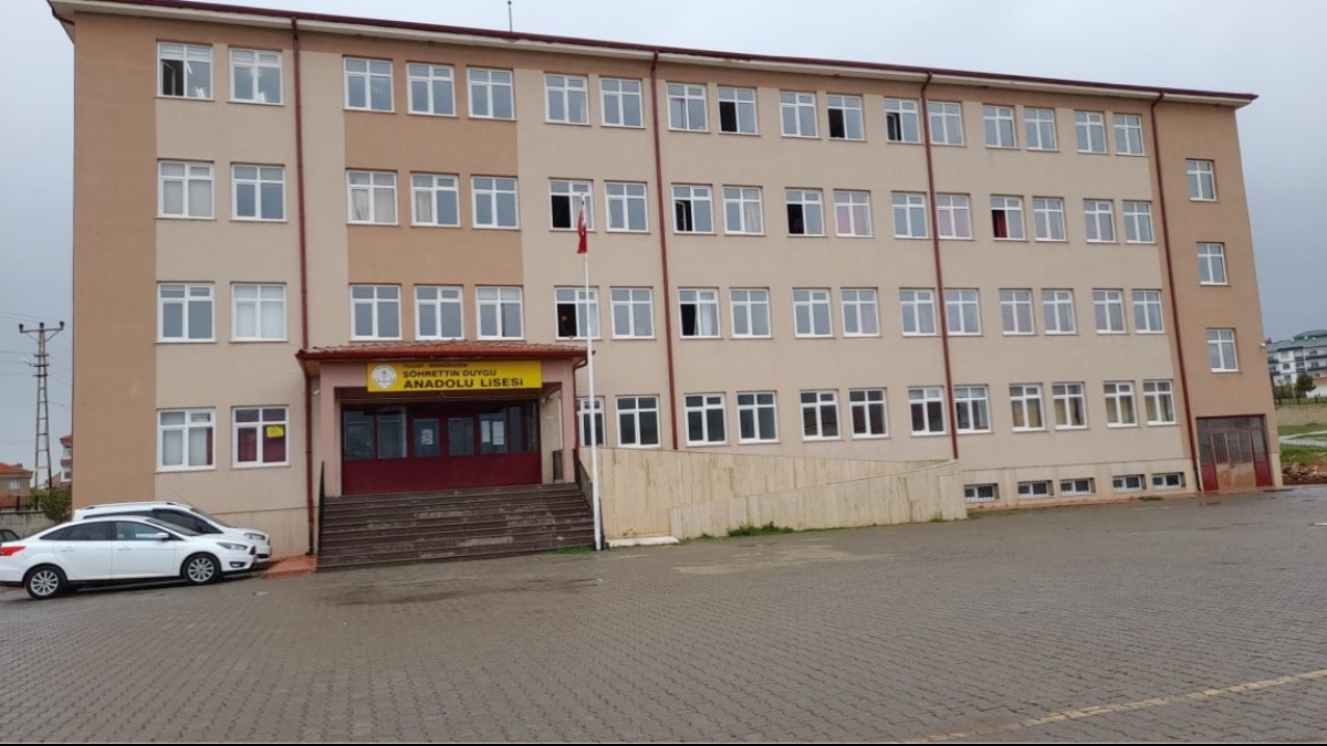 Bu okulda yıllardır Atatürk büstü yok!