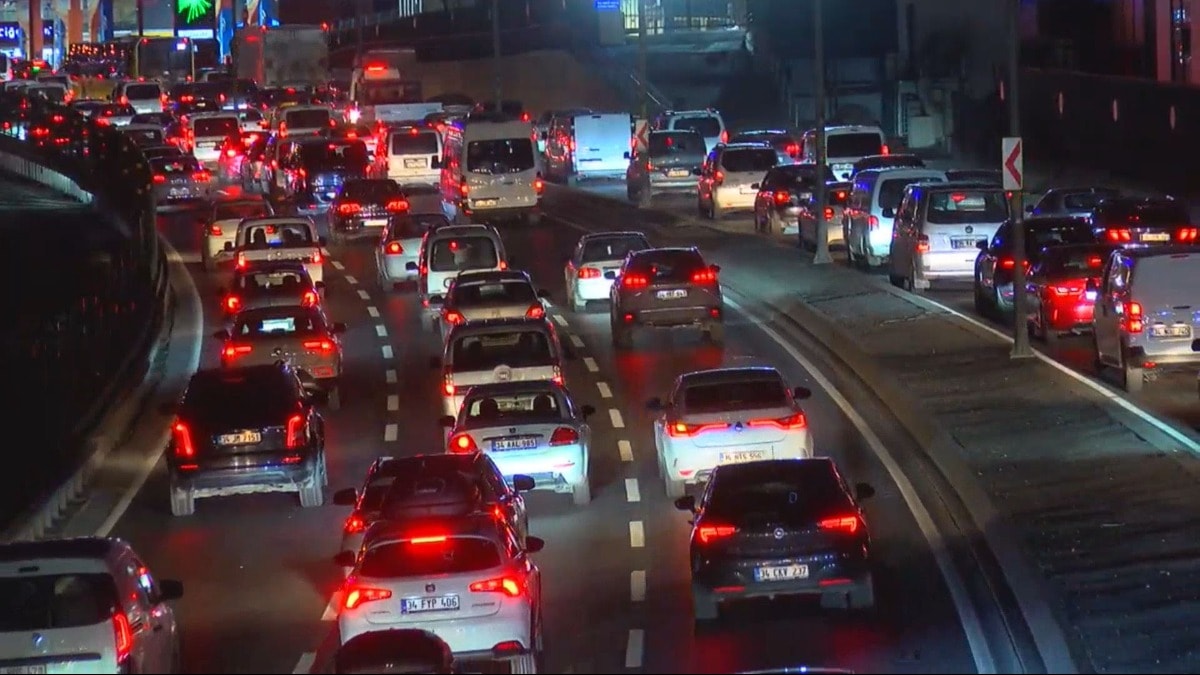 İstanbul'da trafik felç: Yoğunluk yüzde 87'e ulaştı