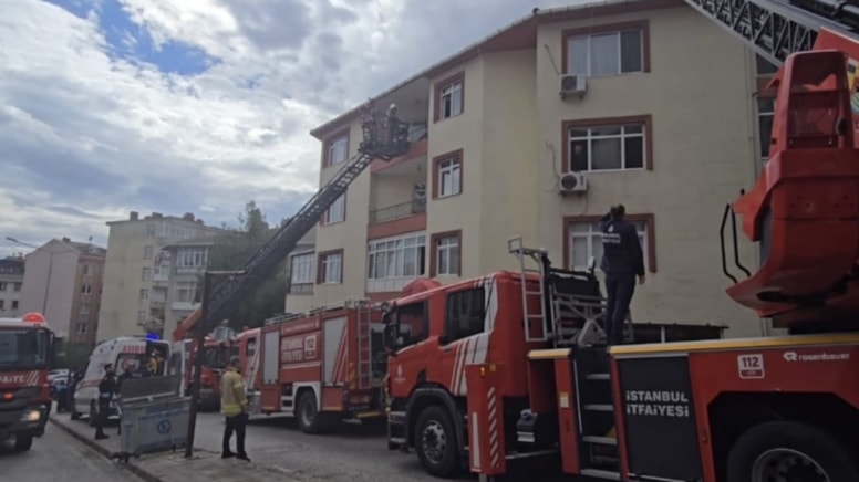 İstanbul Ümraniye'de Çatı Katında Yangın: 4 Kişi Mahsur Kaldı 1 Ümraniye’de yangın paniği: 4 kişi kurtarıldı