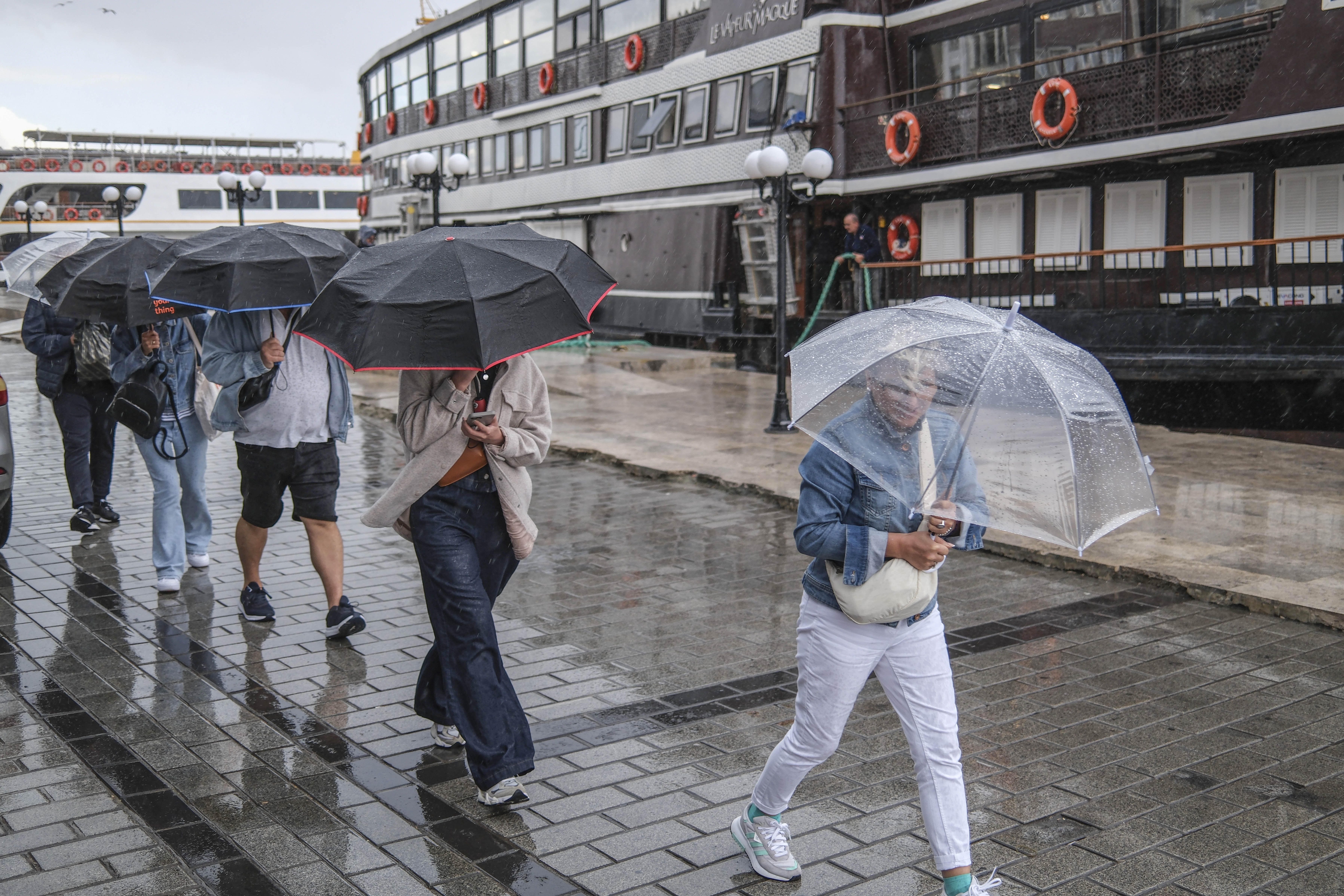 İstanbul hafta sonuna yağmurla başladı