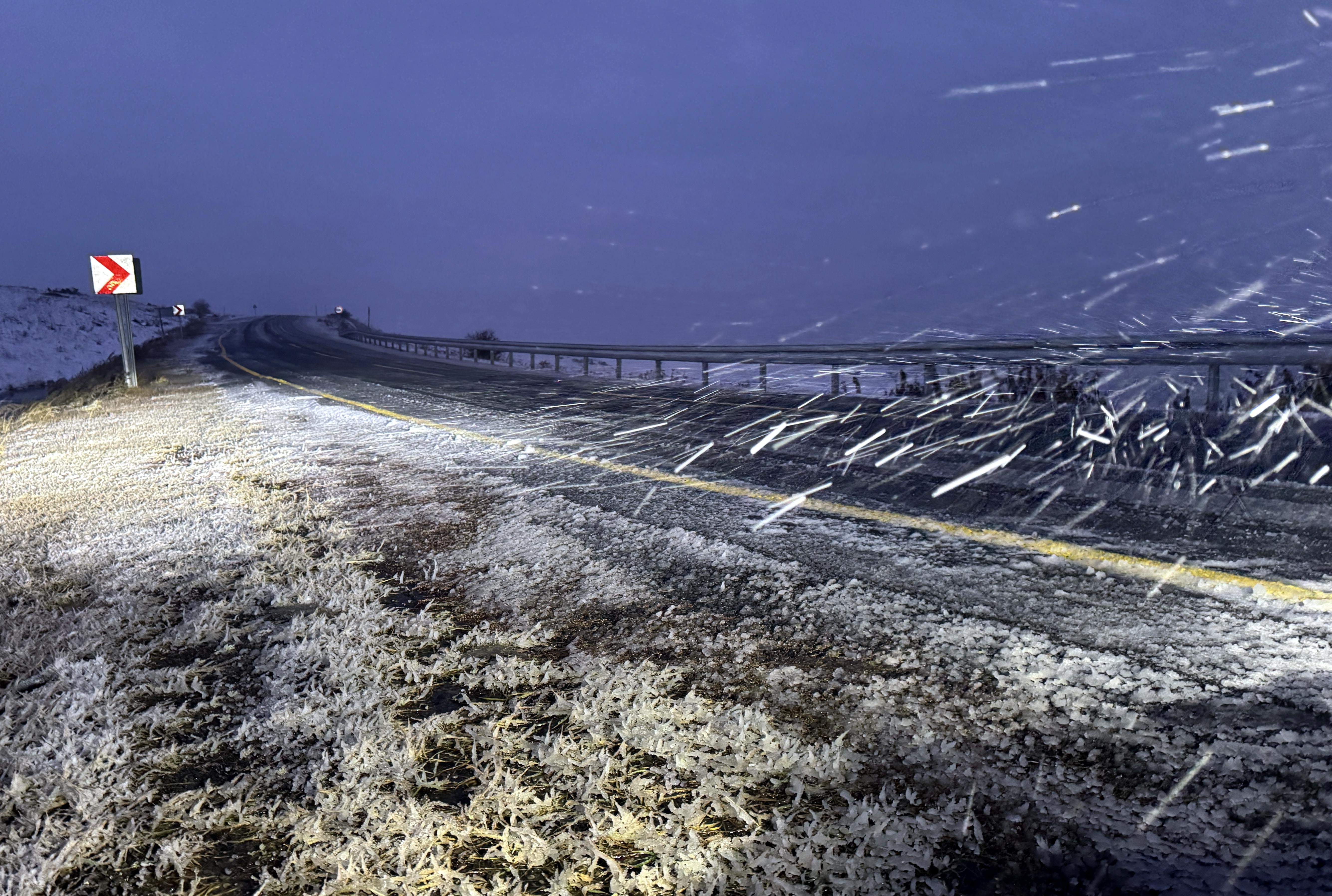 Ardahan'da kar ve tipi etkili oldu