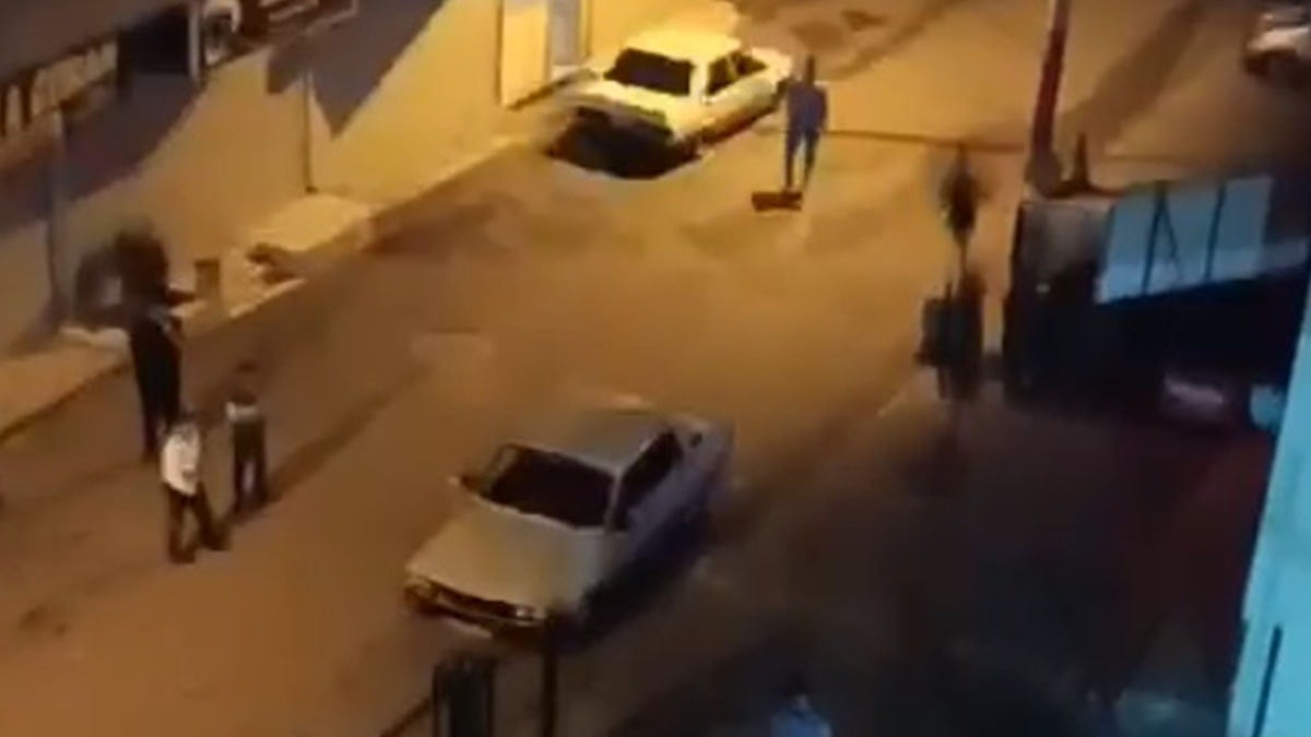 Tartıştıkları 2 kişiyle ayırmaya çalışanı dövdüler