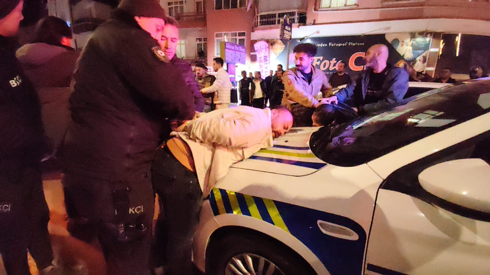 Kontrol yapan polise tekmeyle saldırdı!