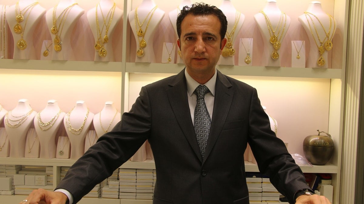 Kuyumcu vitrininde altın taklitleri