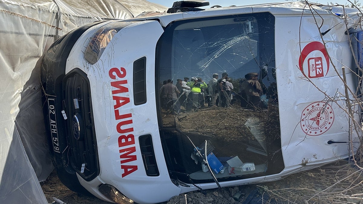 Adıyaman’da ambulans ile otomobil çarpıştı: 3’ü sağlık görevlisi 8 yaralı