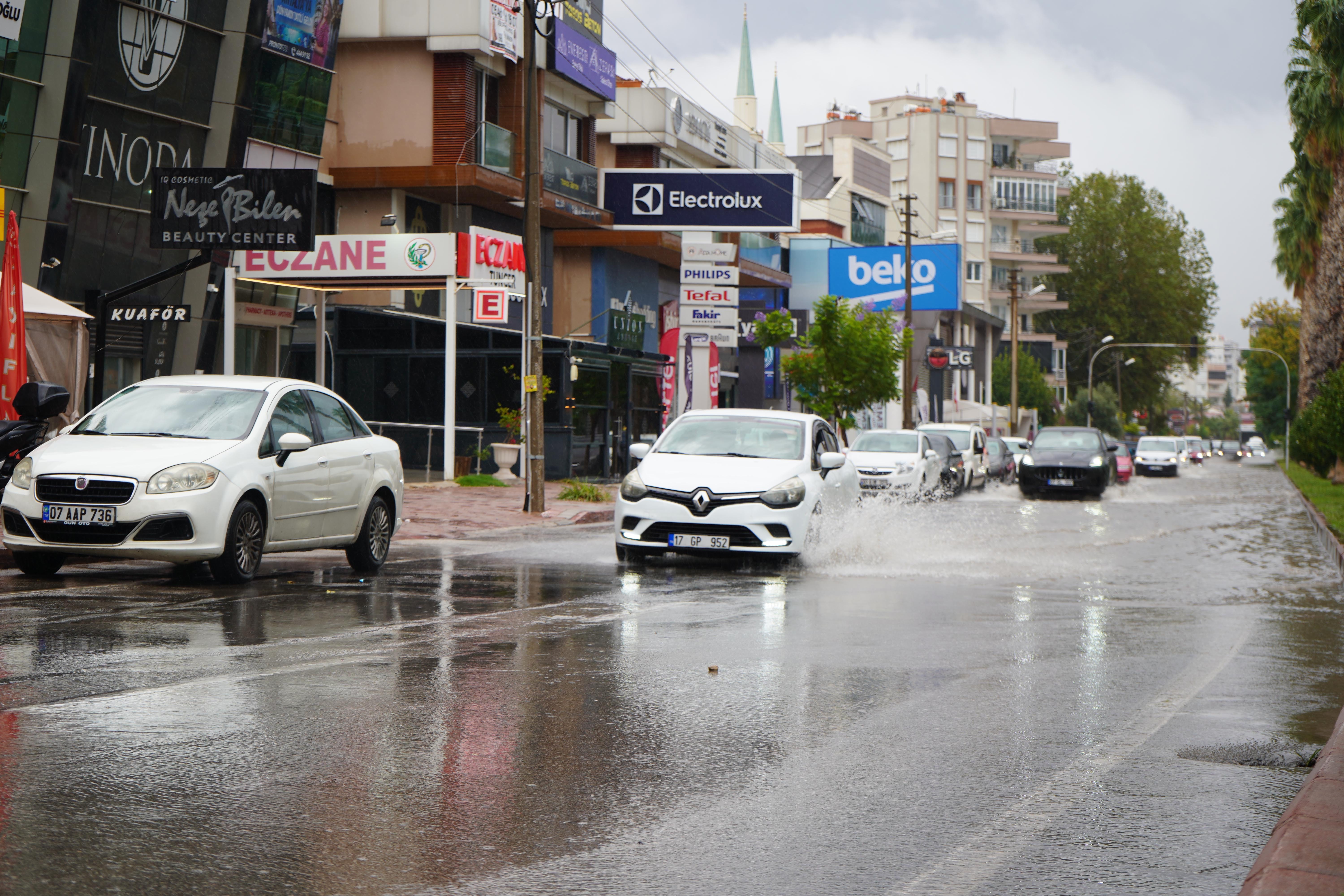 Antalya'da sağanak etkili oldu
