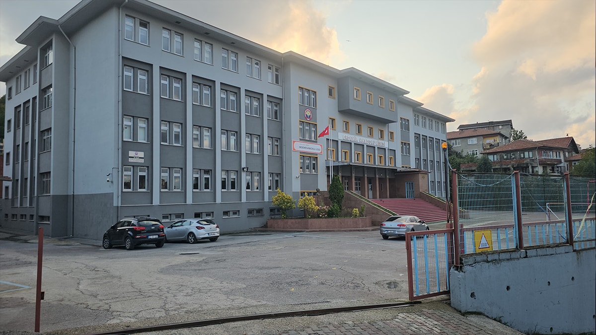 Lisede akran zorbalığı: ‘Sigara kullanmıyorum’ diyen arkadaşının çenesini kırdı