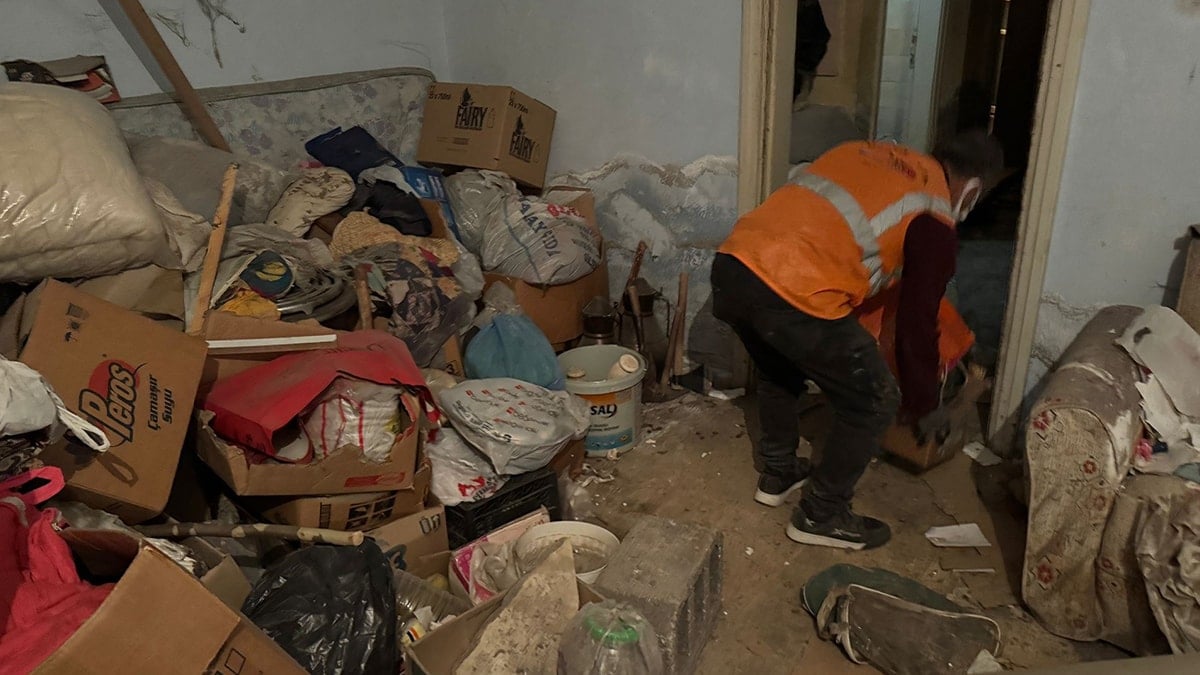 Engelli kadın haftalarca annesinin cesediyle yaşamış: Çöp evden dram çıktı!