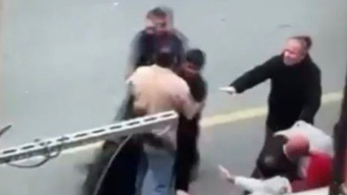 Sinyali soran babaya çoğunun yanında saldırdılar