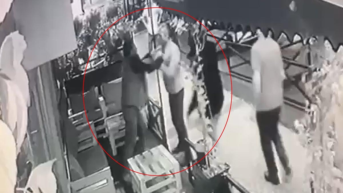 Alkol alamayınca tabancayla terör estirdi