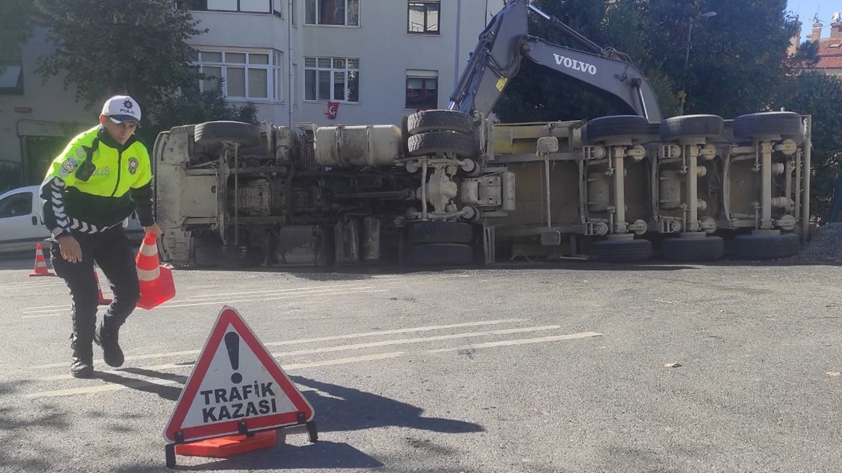 Beşiktaş'ta yükünü boşaltan hafriyat kamyonu devrildi