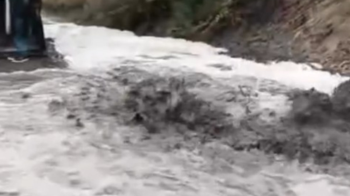 Şiddetli yağış karayolunu kapattı