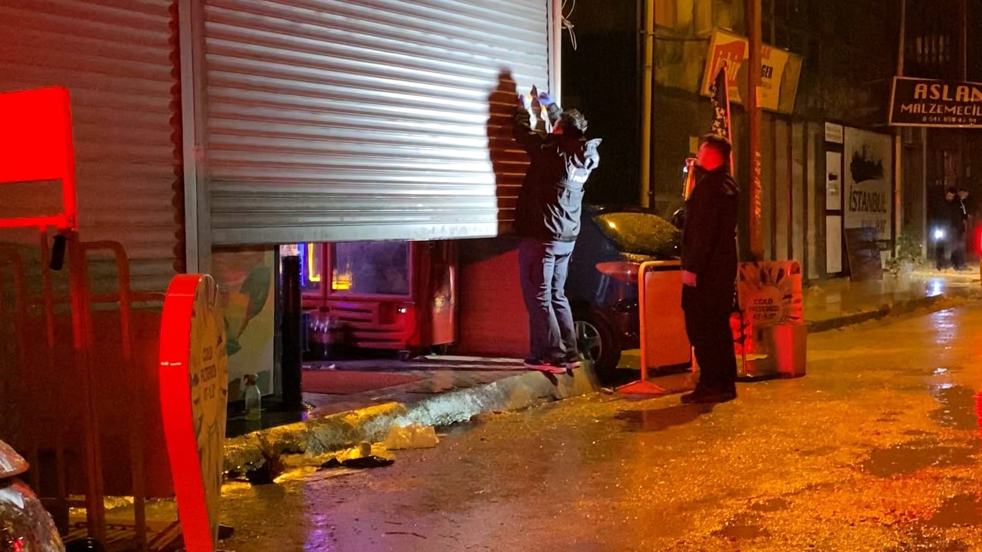 Bursa'da olaylı gece: Tekel bayiine silahlı saldırı yapıldı!