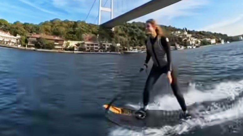 Çağla Şıkel oğulları ile Boğaz'da jet sörf yaptı