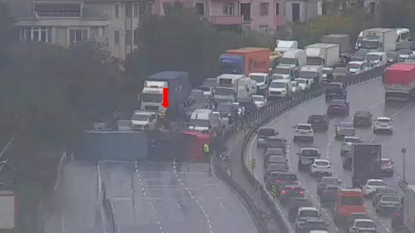 İstanbul'da TIR yan yattı, yolu tamamen kapattı